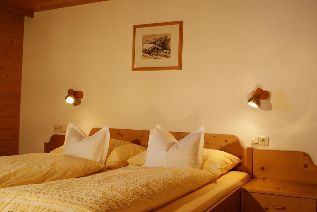 Haus Gstueat Apartment Lech am Arlberg Ruang foto